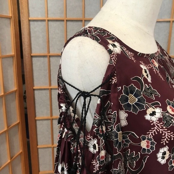 Scoop NY Burgundy Floral Cold Shoulder Blouse Small NWOT NEW - Picture 7 of 11
